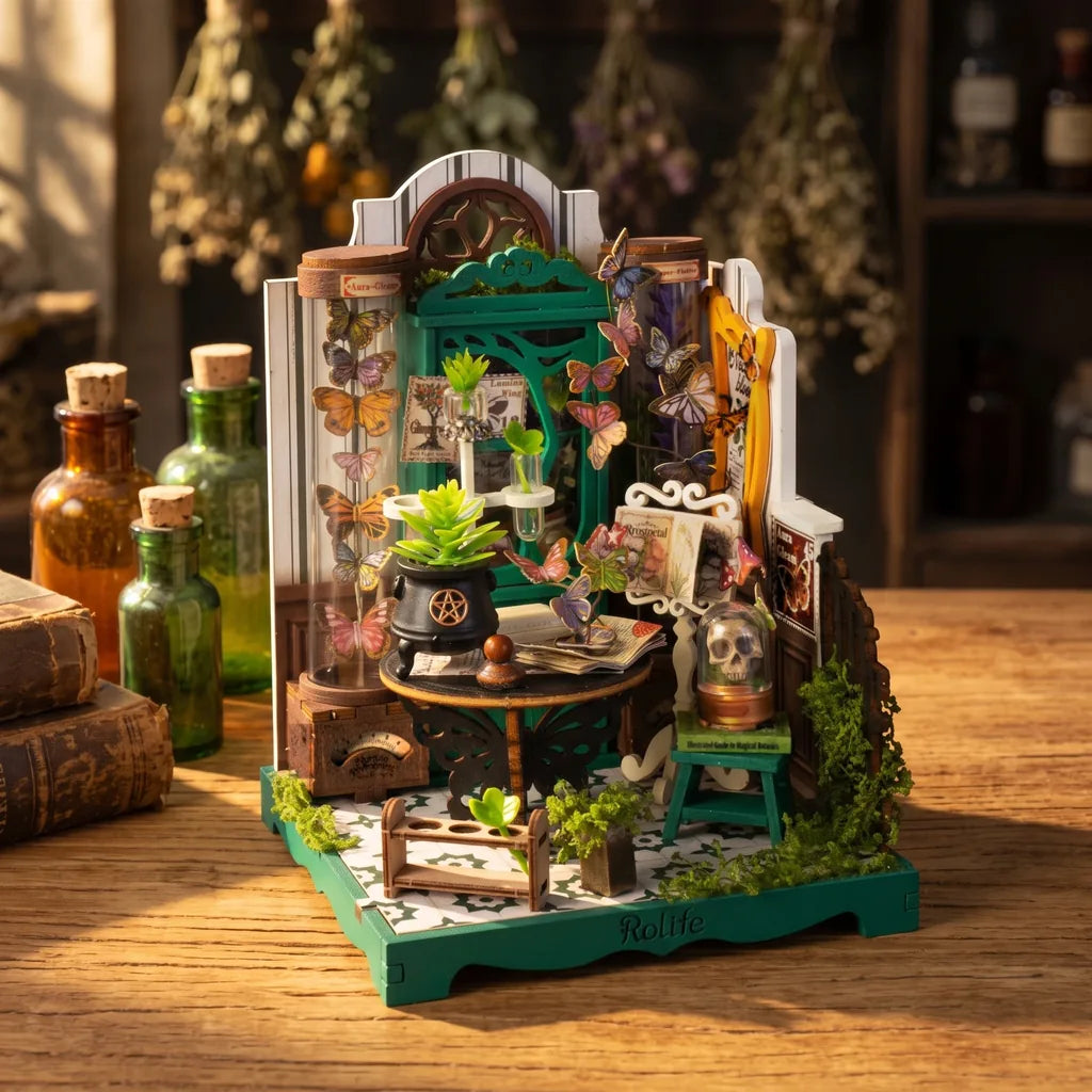 Maison miniature Potions Workshop vue de trois quarts, chaudron et bocaux à papillons