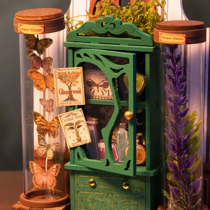 Gros plan sur l'armoire vitrée verte et les bocaux de papillons Potions Workshop
