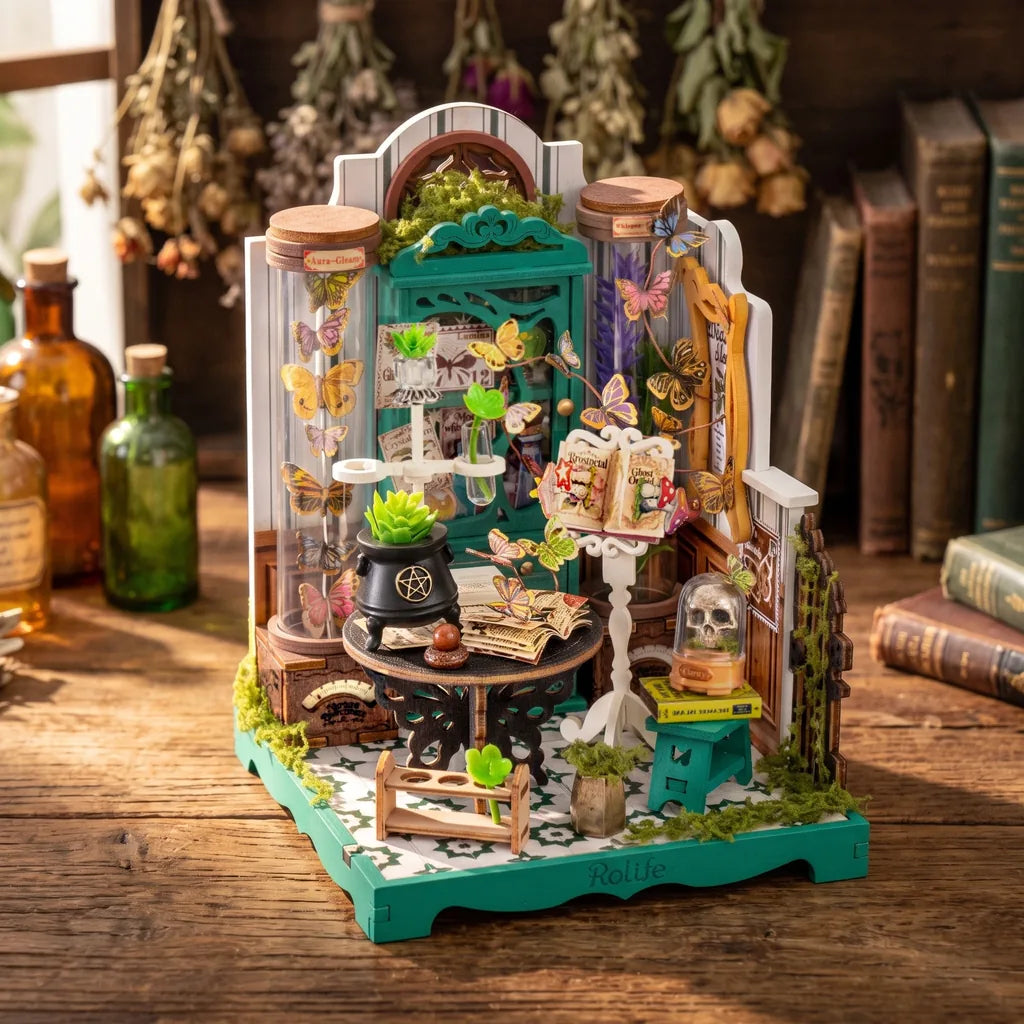 Maison miniature Potions Workshop Rolife de face sur un bureau d'herboriste