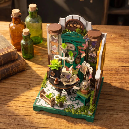 Maison miniature Potions Workshop vue plongeante sur le sol carrelé et la table