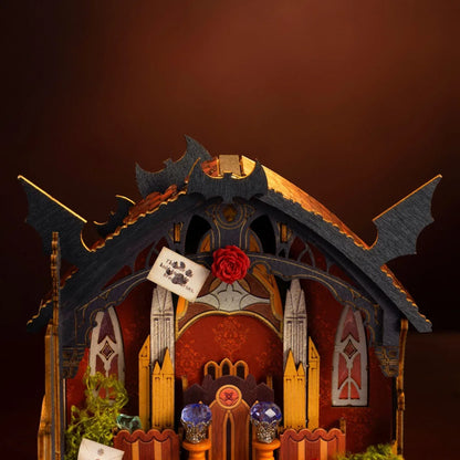 Détail de l'arche gothique noire aux ailes de chauve-souris et sa rose rouge