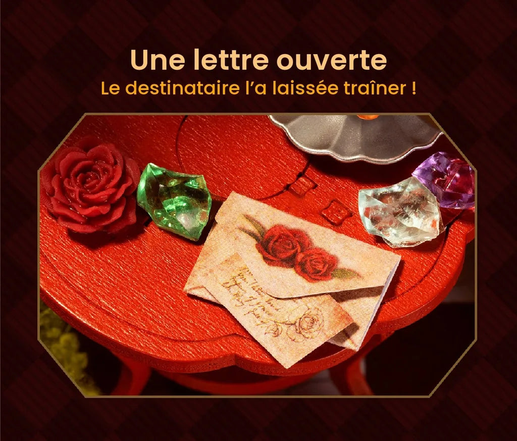 Lettre ouverte décorée de roses posée sur la table du salon Rosa Salon