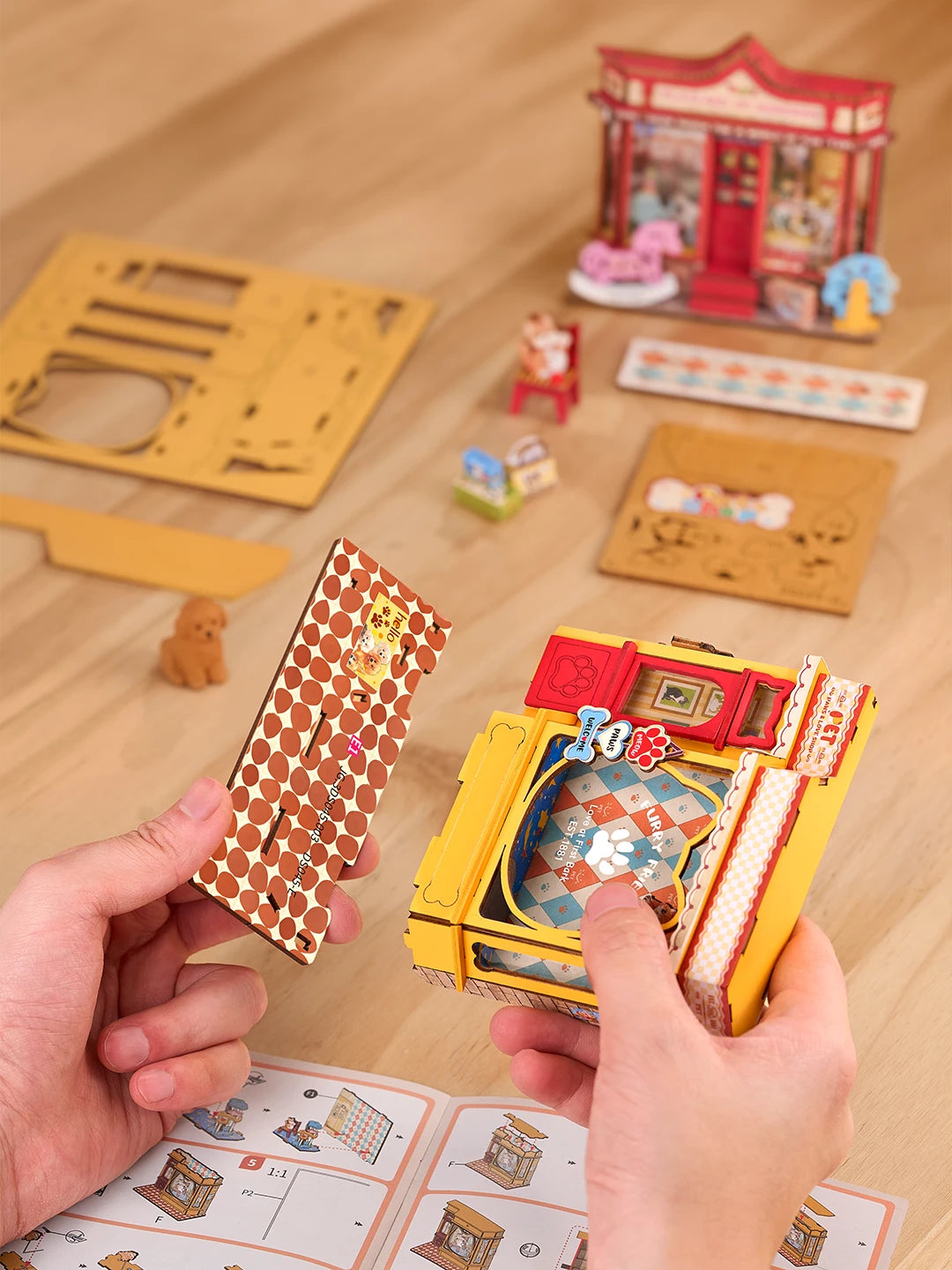 Montage sans colle du Whimsy Toy Shop, pièces en bois qui s'emboîtent à la main