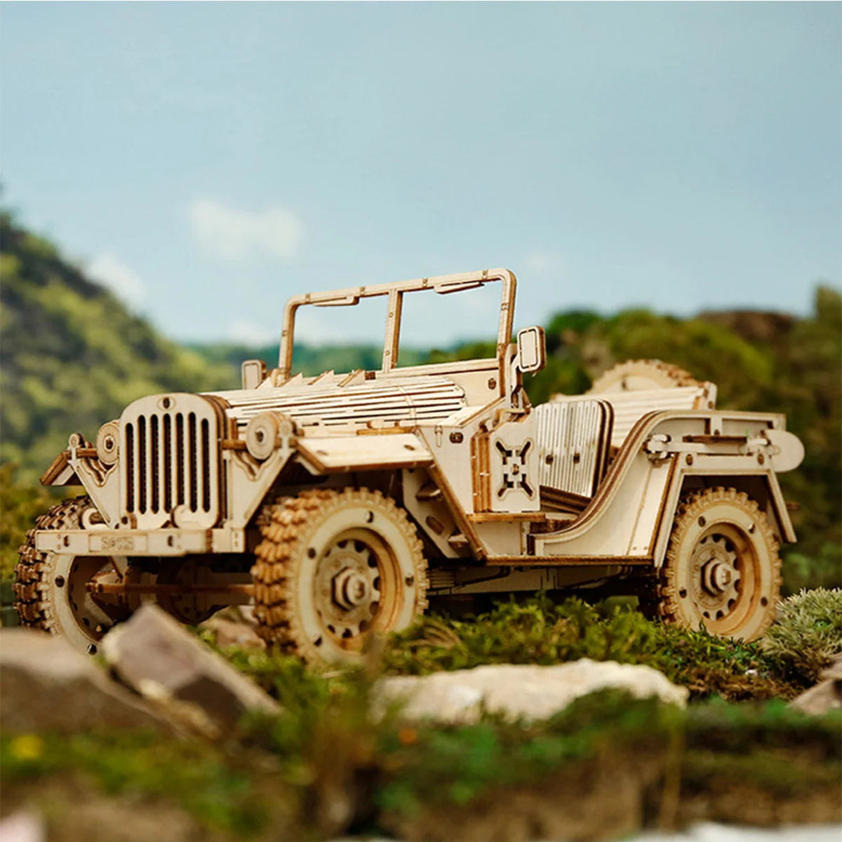 Jeep militaire en bois montée posée sur des rochers dans un décor naturel