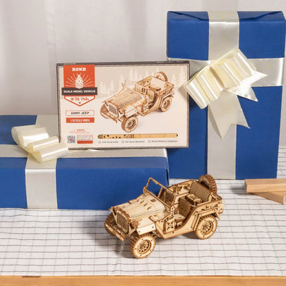 Jeep militaire en bois posée devant sa boîte ROKR et des paquets cadeaux