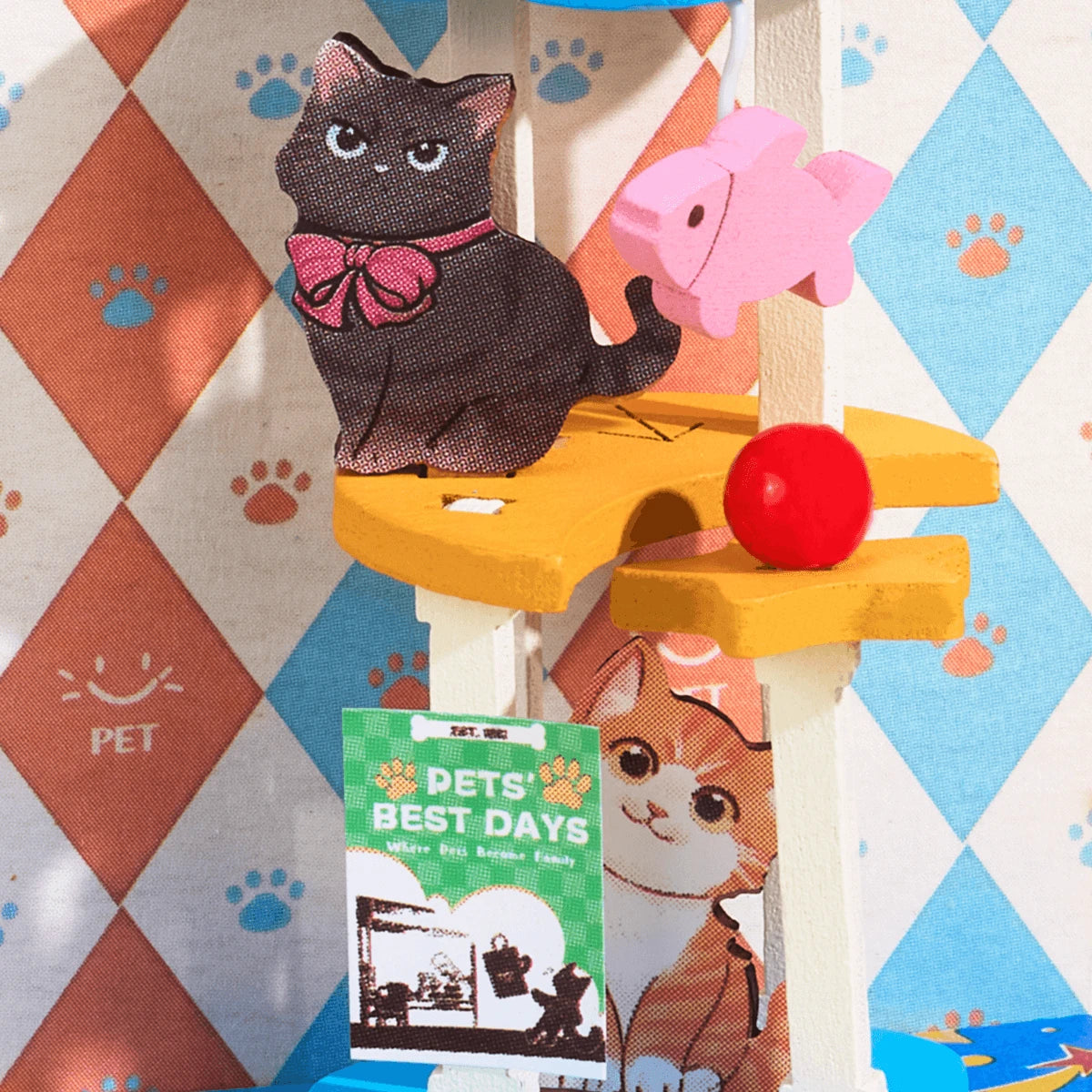 Chat noir et poisson dans l'animalerie Pawfect Pet Shop, détail en gros plan