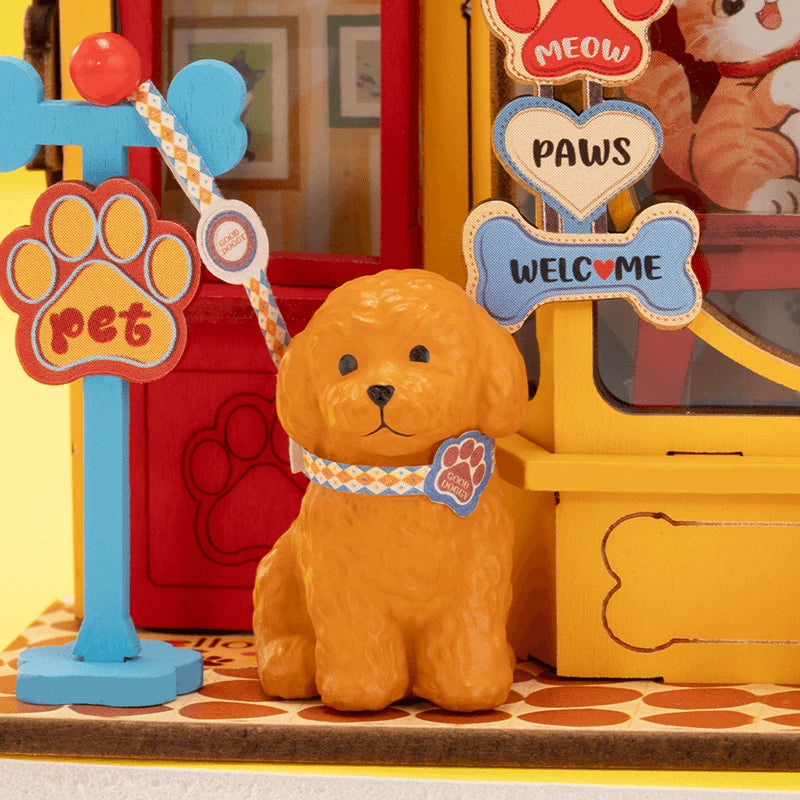 Caniche et enseigne en forme d'os devant l'animalerie Pawfect Pet Shop