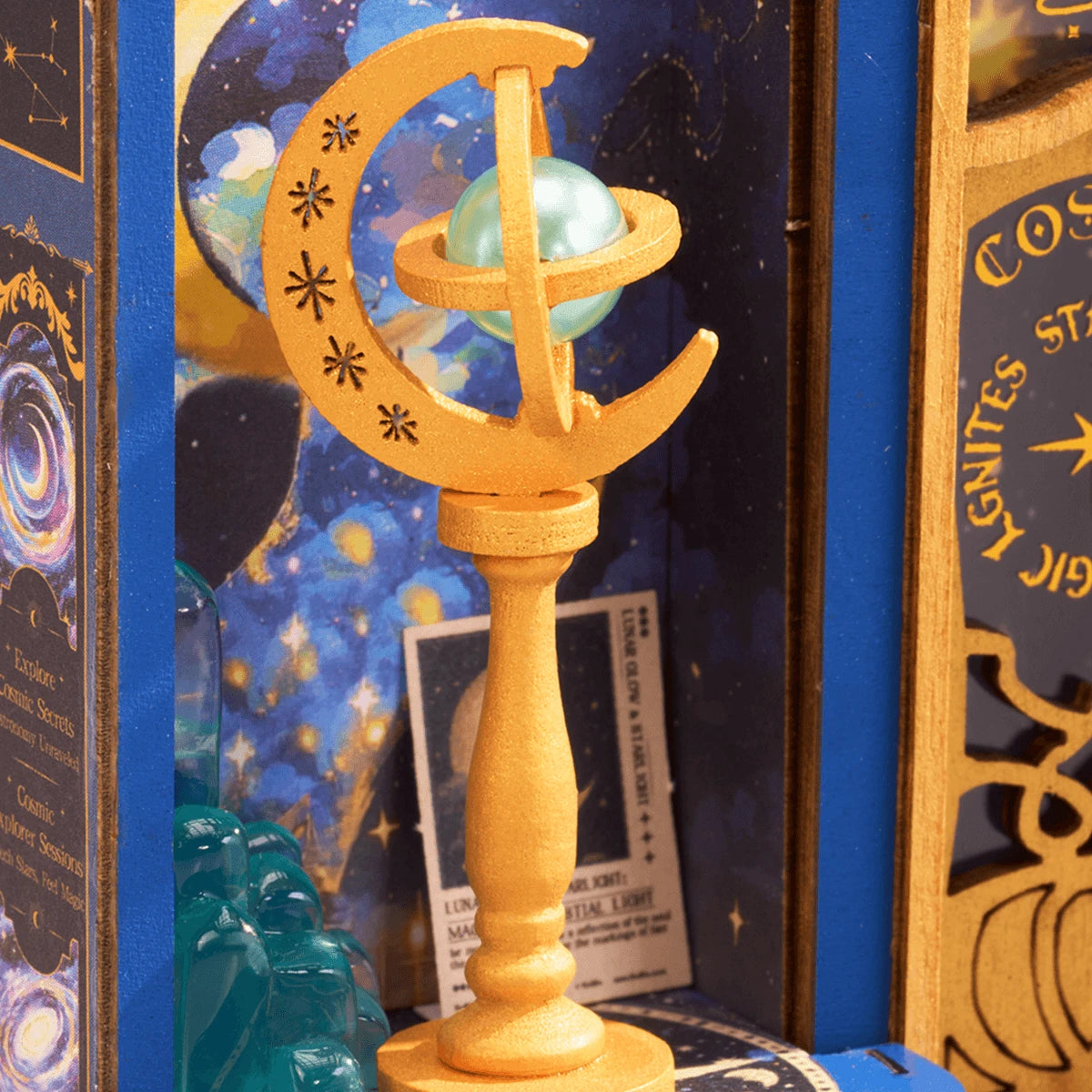 Croissant de lune doré dans la vitrine de la boutique d'astronomie Magic Astronomy Shop