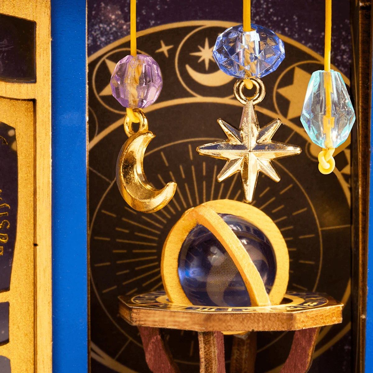 Pendentifs célestes et étoiles dorées de la boutique d'astronomie Magic Astronomy Shop, gros plan