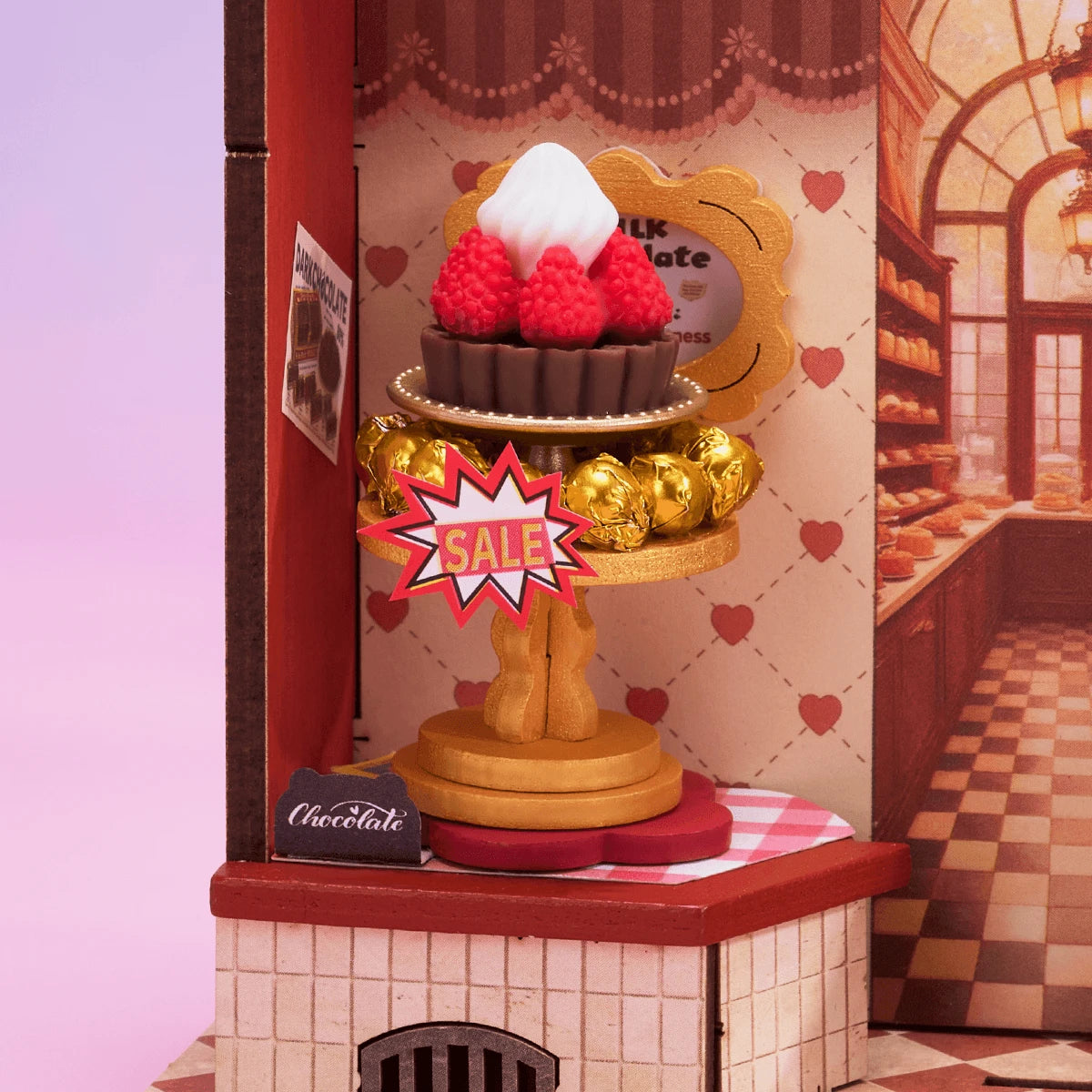 Gâteau à la fraise sur présentoir doré dans la chocolaterie Sweet Chocolate Shop
