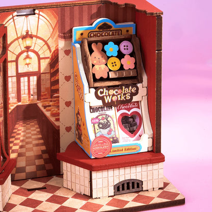 Vitrine de chocolats et étagères colorées de la chocolaterie Sweet Chocolate Shop, gros plan