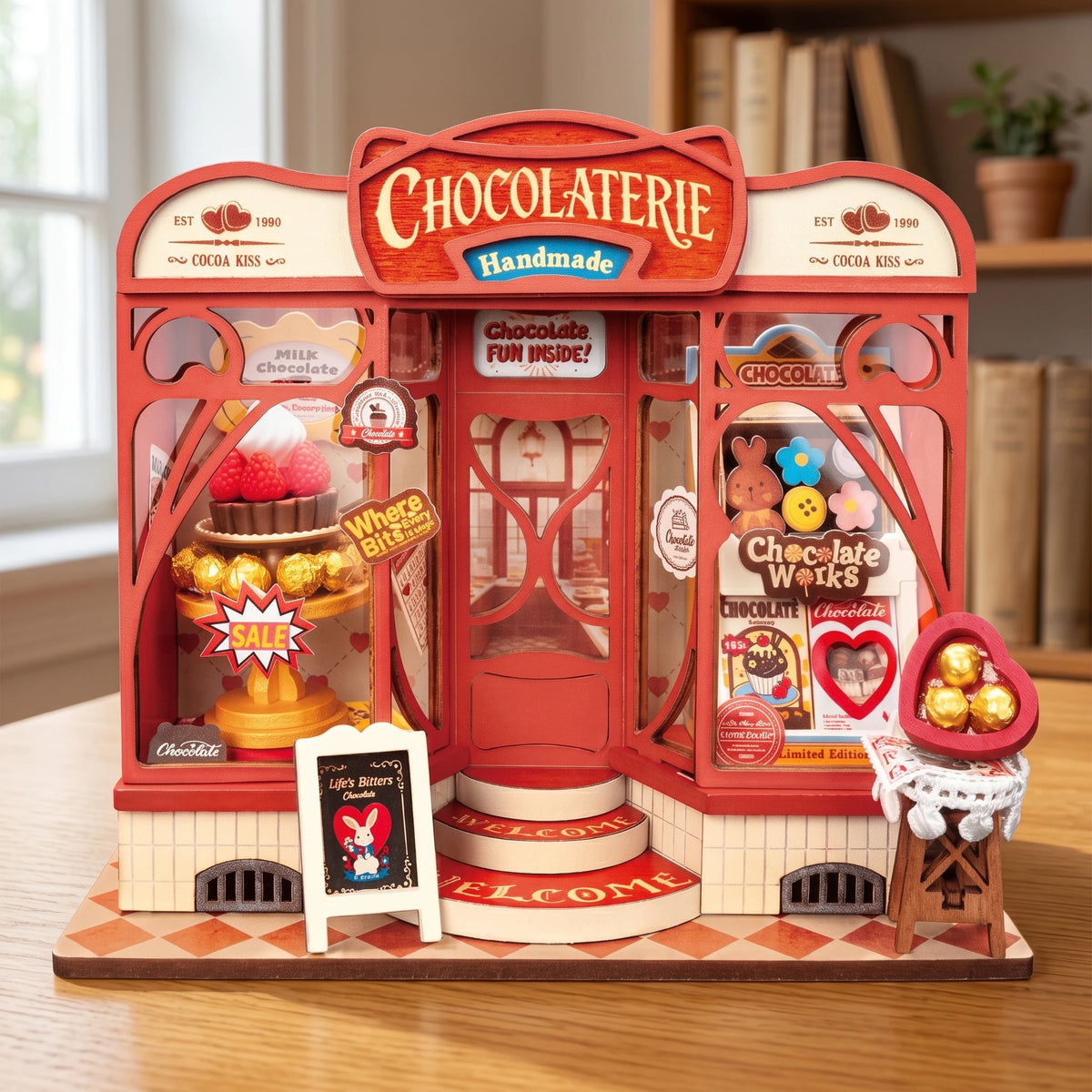 Scène miniature Rolife Mini Store, la chocolaterie Sweet Chocolate Shop sur un bureau en bois