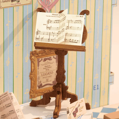 Pupitre et partition dans le magasin de musique Melody Instrument Shop, détail de la maquette