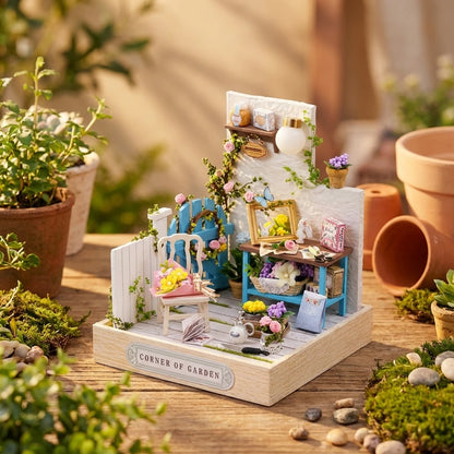 miniature en bois thème Coin de Jardin, vue Angle 45°, éclairage externe mettant en valeur la maquette, décoration Nook-It.