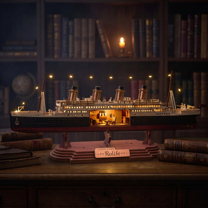 Maquette Titanic 1912 en bois la nuit, ponts et cabine illuminés, ambiance cabinet de curiosités