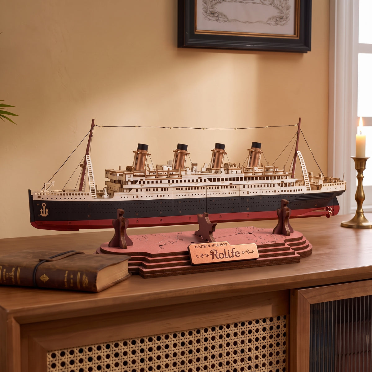 Maquette Titanic 1912 en bois vue de profil, alignement des quatre cheminées inclinées