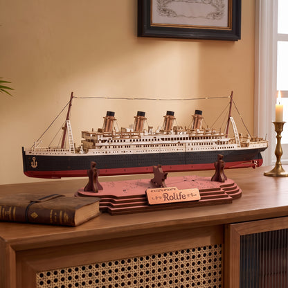 Maquette Titanic 1912 en bois vue de profil, alignement des quatre cheminées inclinées