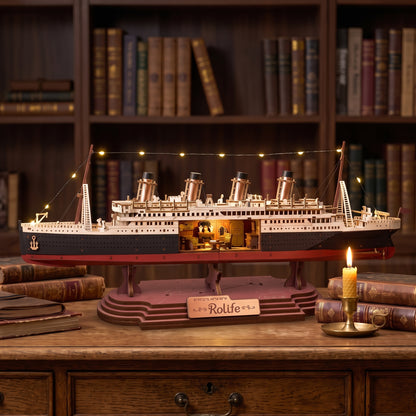 Maquette Titanic 1912 en bois, vue de face, quatre cheminées et cabine de première classe éclairée