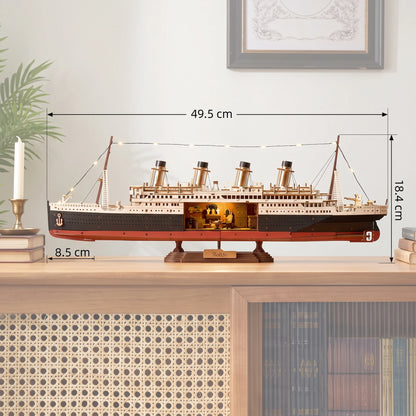 Dimensions de la maquette Titanic 1912 en bois : 49,5 cm de longueur, 18,4 cm de hauteur, 8,5 cm de largeur