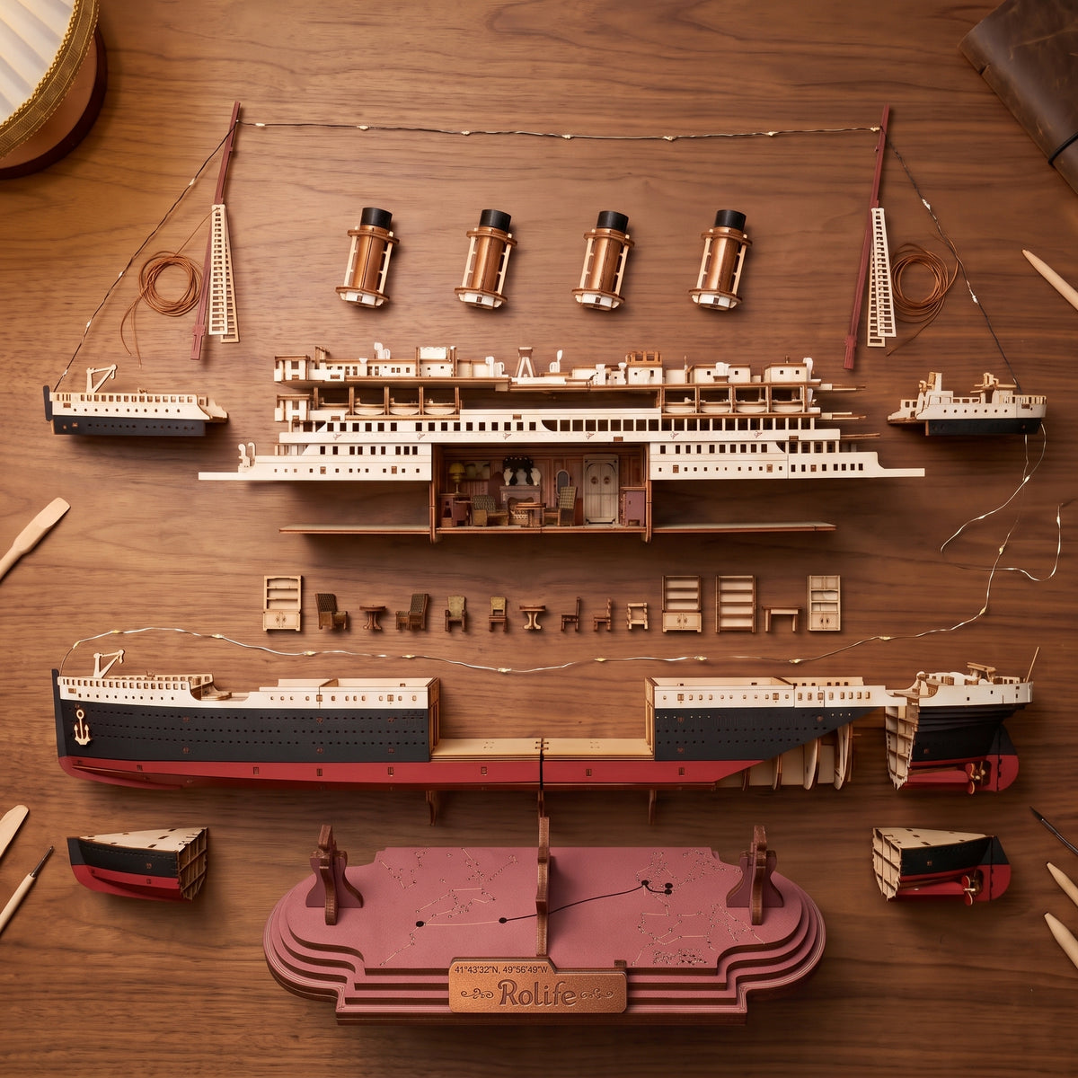 Vue éclatée de la maquette Titanic 1912 en bois, sections de coque et cheminées avant montage