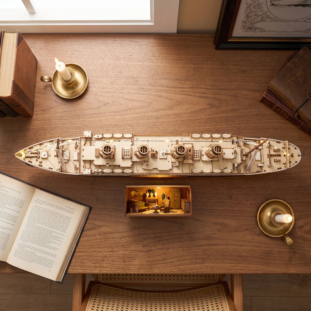 Vue plongeante de la maquette Titanic 1912 en bois, ponts et quatre cheminées vus de haut