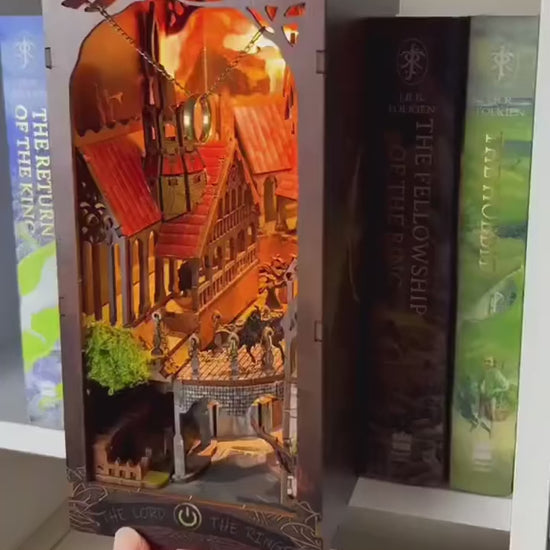 Vidéo de présentation du Book Nook Vallée de l'Anneau en bois avec éclairage LED - Nook-It