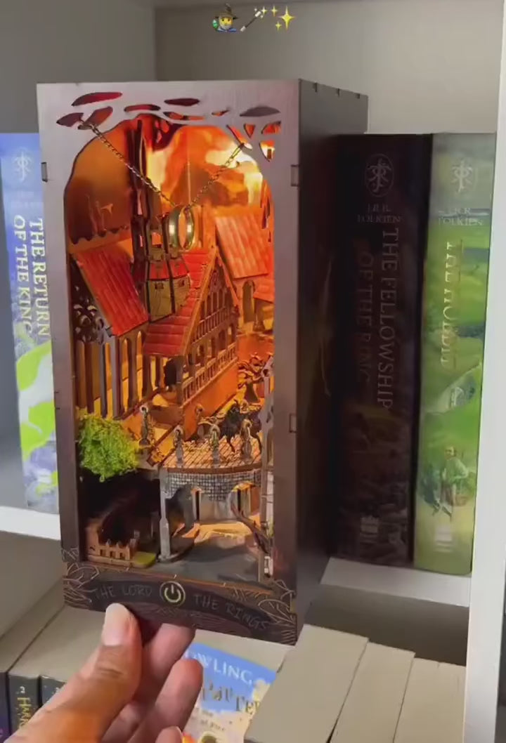 Vidéo de présentation du Book Nook Vallée de l'Anneau en bois avec éclairage LED - Nook-It