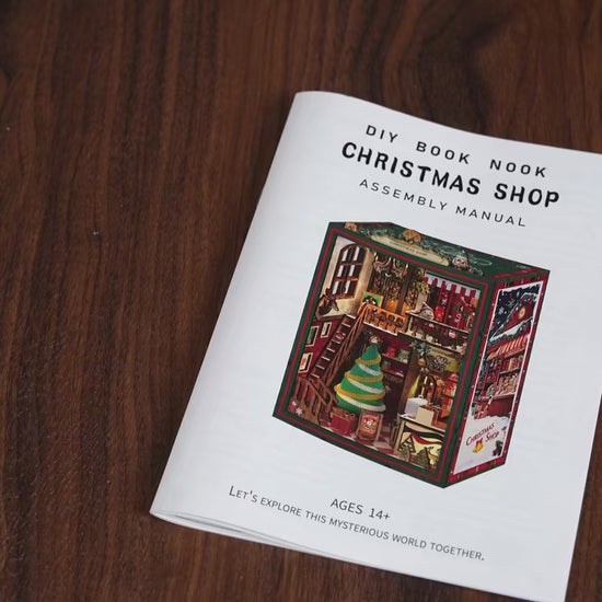 Vidéo de présentation du Book Nook Boutique de Noël Enchantée en bois avec éclairage LED - Nook-It