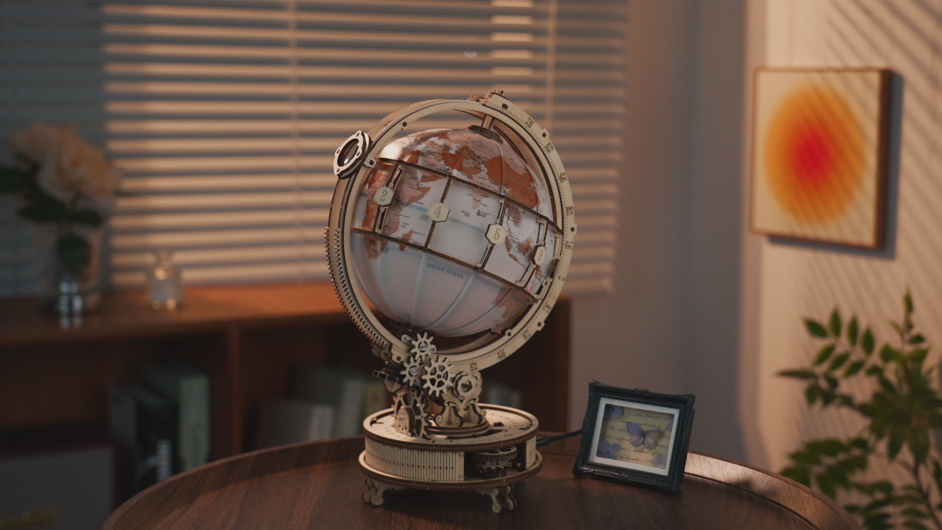 Vidéo de présentation du globe lumineux ROKR qui tourne et s'allume