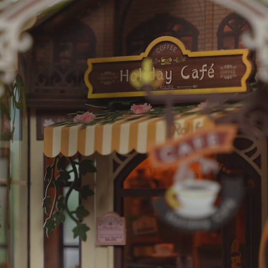 Vidéo du book nook Holiday Café Rolife, café fleuri et lapin en chapeau