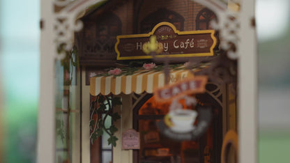 Vidéo du book nook Holiday Café Rolife, café fleuri et lapin en chapeau