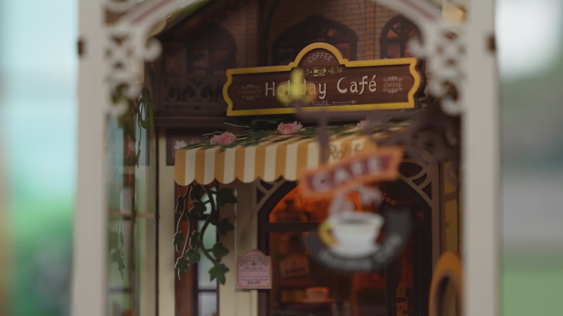 Vidéo du book nook Holiday Café Rolife, café fleuri et lapin en chapeau