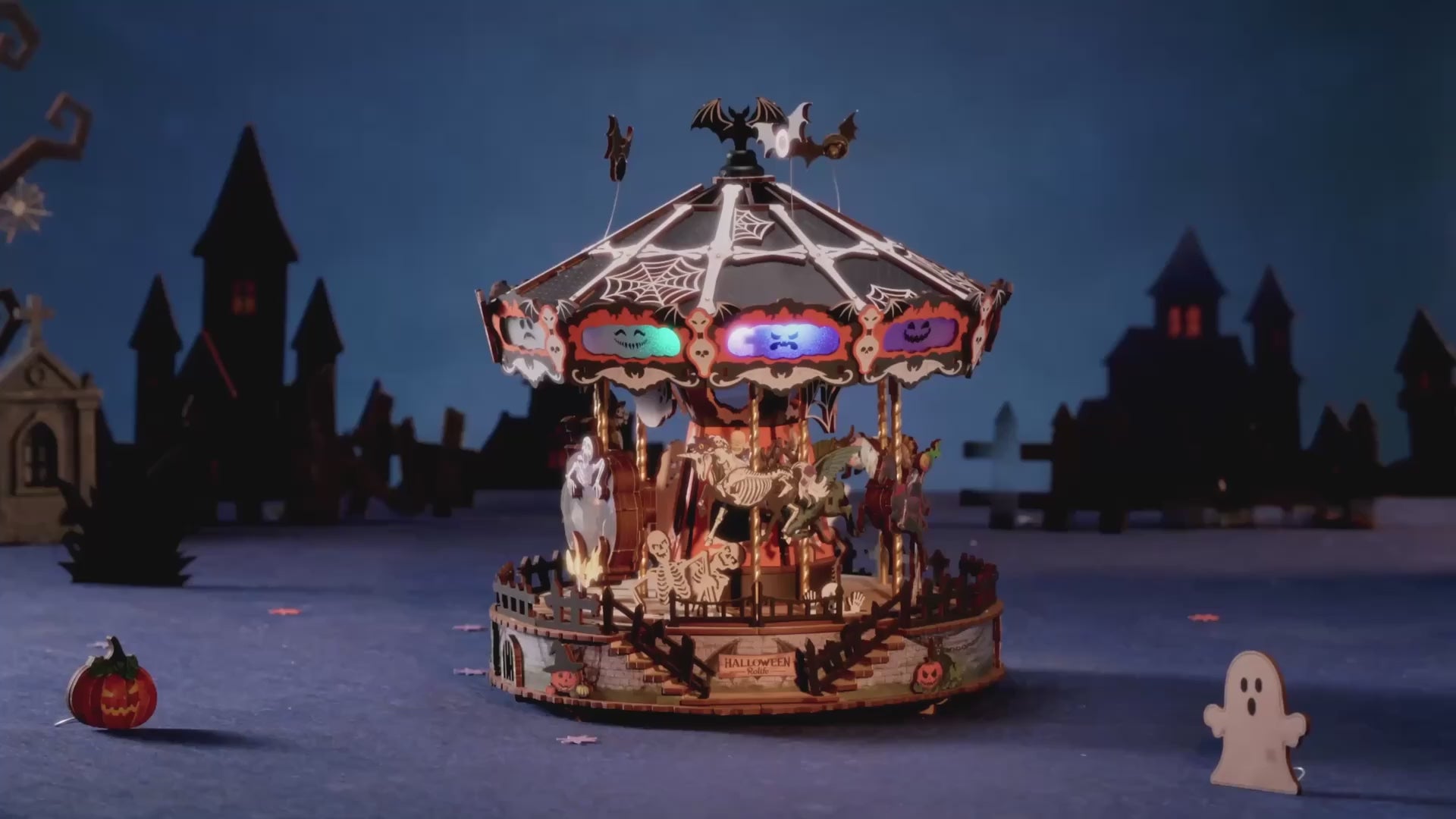 video Phantom Waltz Rolife : manège d'Halloween musical qui tourne et s'illumine