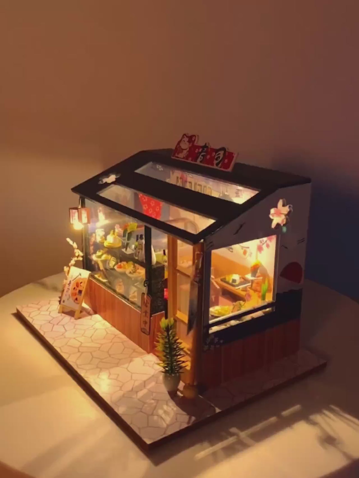 video Échoppe à Sushi - Maison miniature japonaise en bois LED - Nook-It