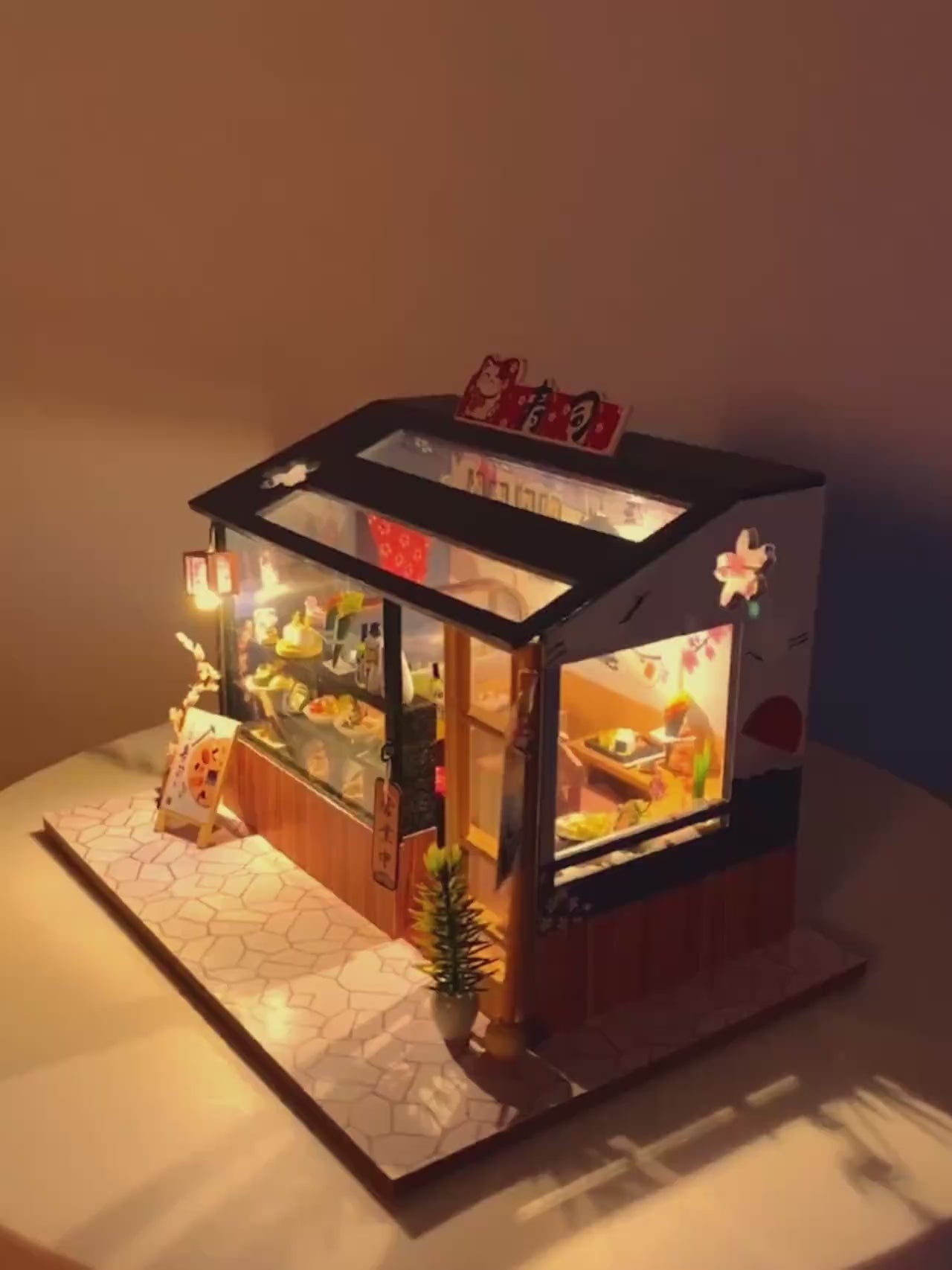 video Échoppe à Sushi - Maison miniature japonaise en bois LED - Nook-It