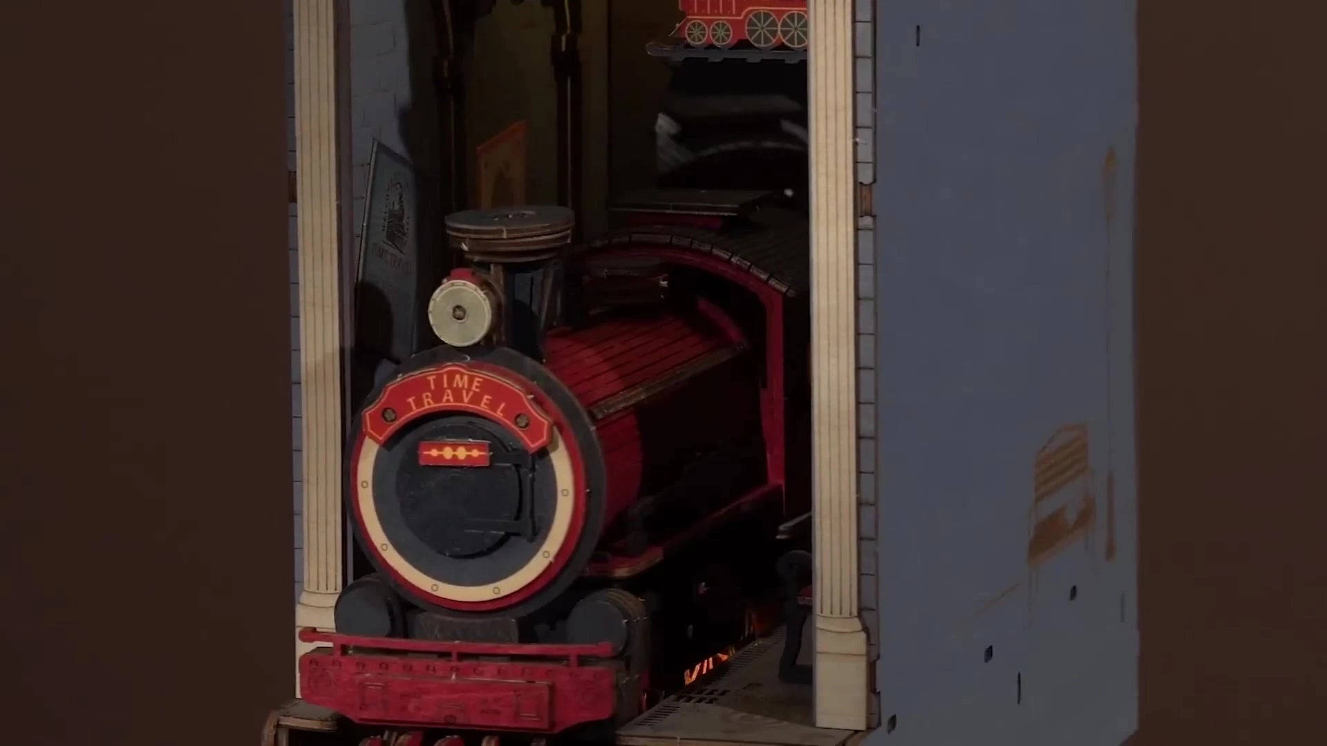 Vidéo du book nook Time Travel Rolife, gare et locomotive à vapeur