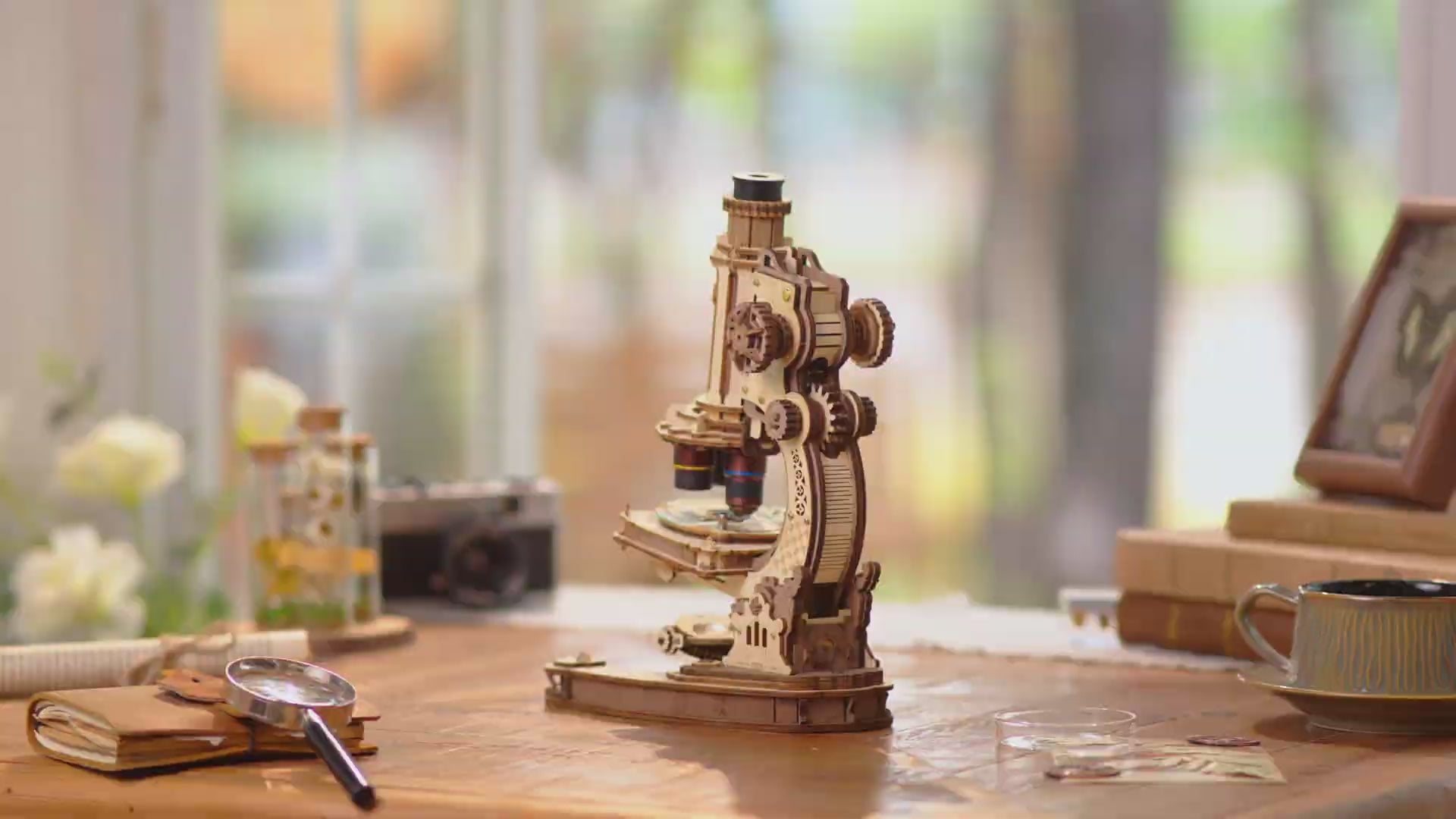 Vidéo officielle du microscope vintage puzzle 3D en bois ROKR : montage, mise au point et LED