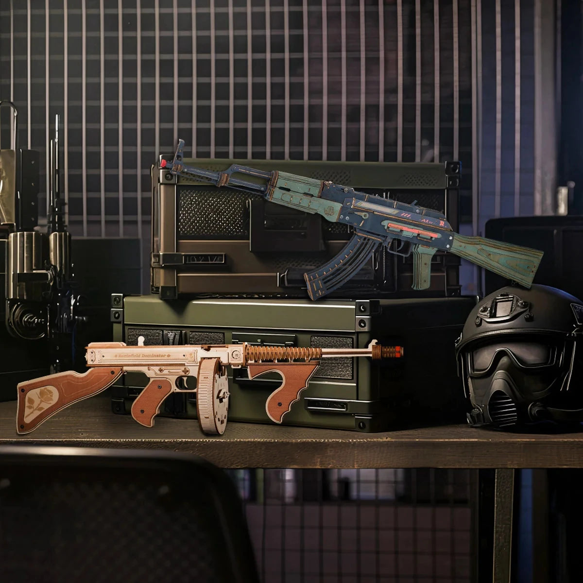 AK-47 Justice Guard ROKR coloré exposé avec une mitraillette Thompson en bois