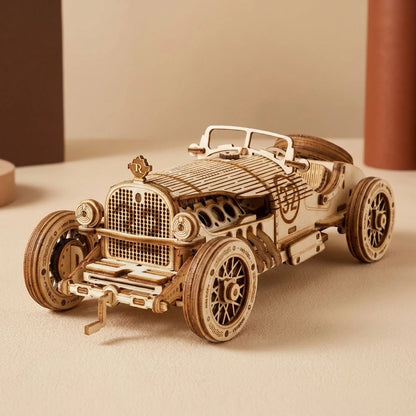 Puzzle 3D en bois thème Auto de Course Vintage n°32, vue Face, éclairage externe mettant en valeur la maquette, décoration Nook-It