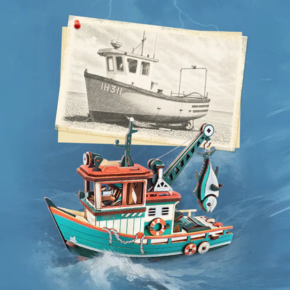Chalutier Lucky Trawler sur une mer peinte devant une photo ancienne de bateau de pêche
