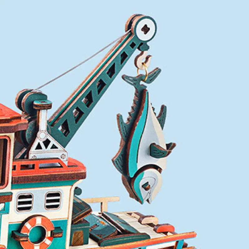 Une grue qui remonte un thon