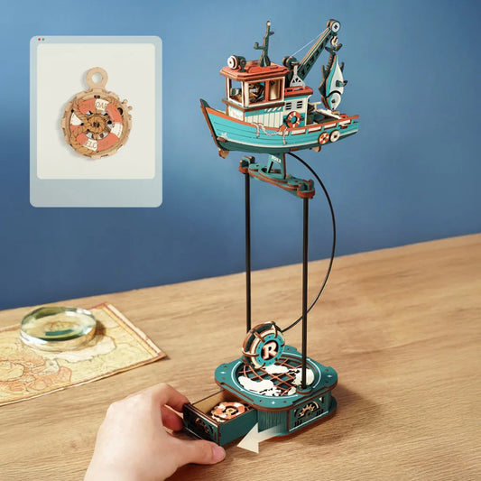 Main qui ouvre le tiroir caché du socle Lucky Trawler, puzzle bonus en forme de bouée
