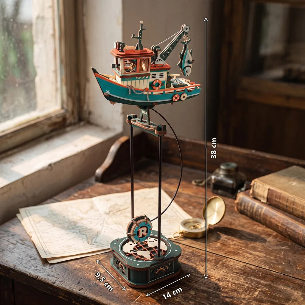 Chalutier en équilibre Lucky Trawler avec ses dimensions, 38 cm de haut, 14 x 9,5 cm