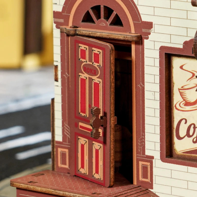 Porte arrière ouverte du Dream Coffee Factory et lutin portant un sac de grains