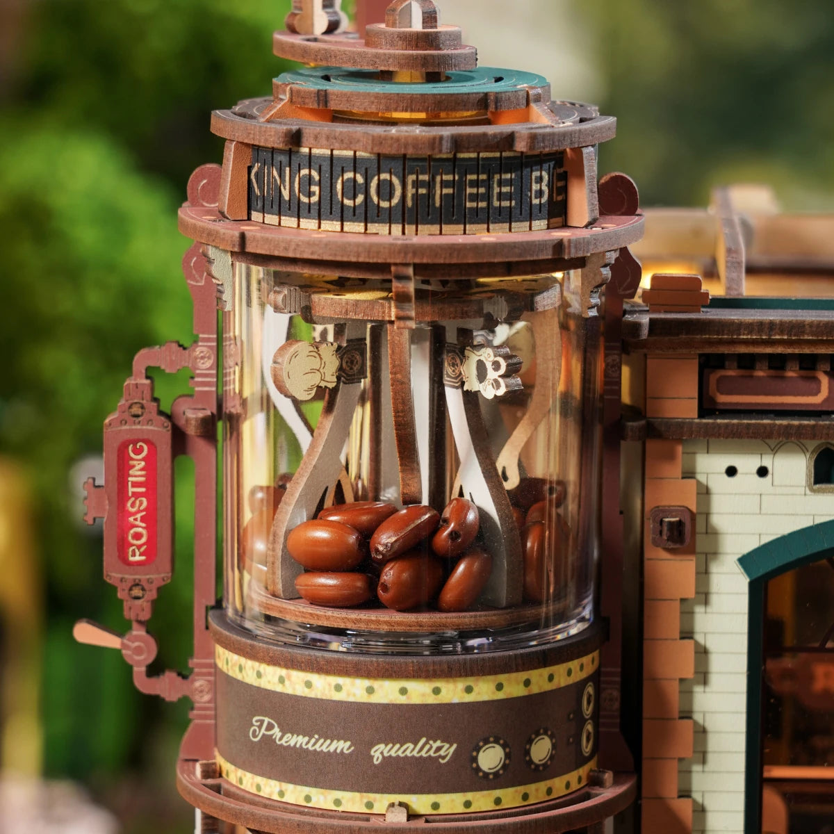 Gros plan sur la tour de torréfaction vitrée et ses grains de café géants