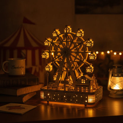 Grande Roue Musicale en bois illuminée la nuit, éclairage LED doré dans les nacelles