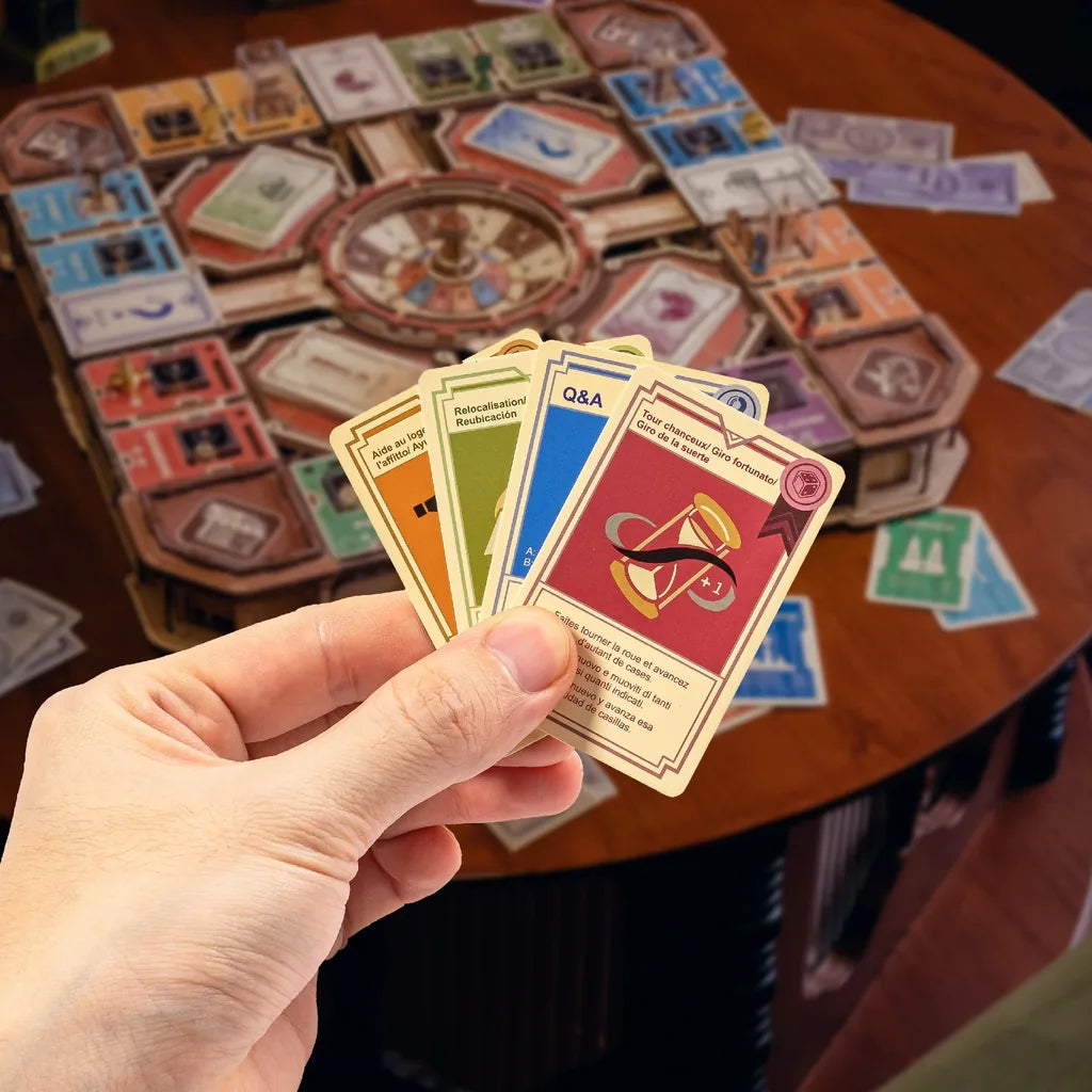Main tenant des cartes Chance et Questions du jeu Fortune Quest
