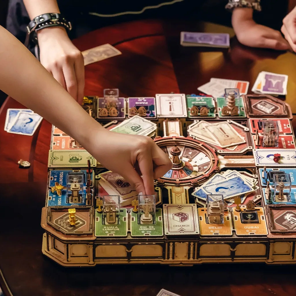 Main déplaçant un pion sur le plateau Fortune Quest pendant une partie