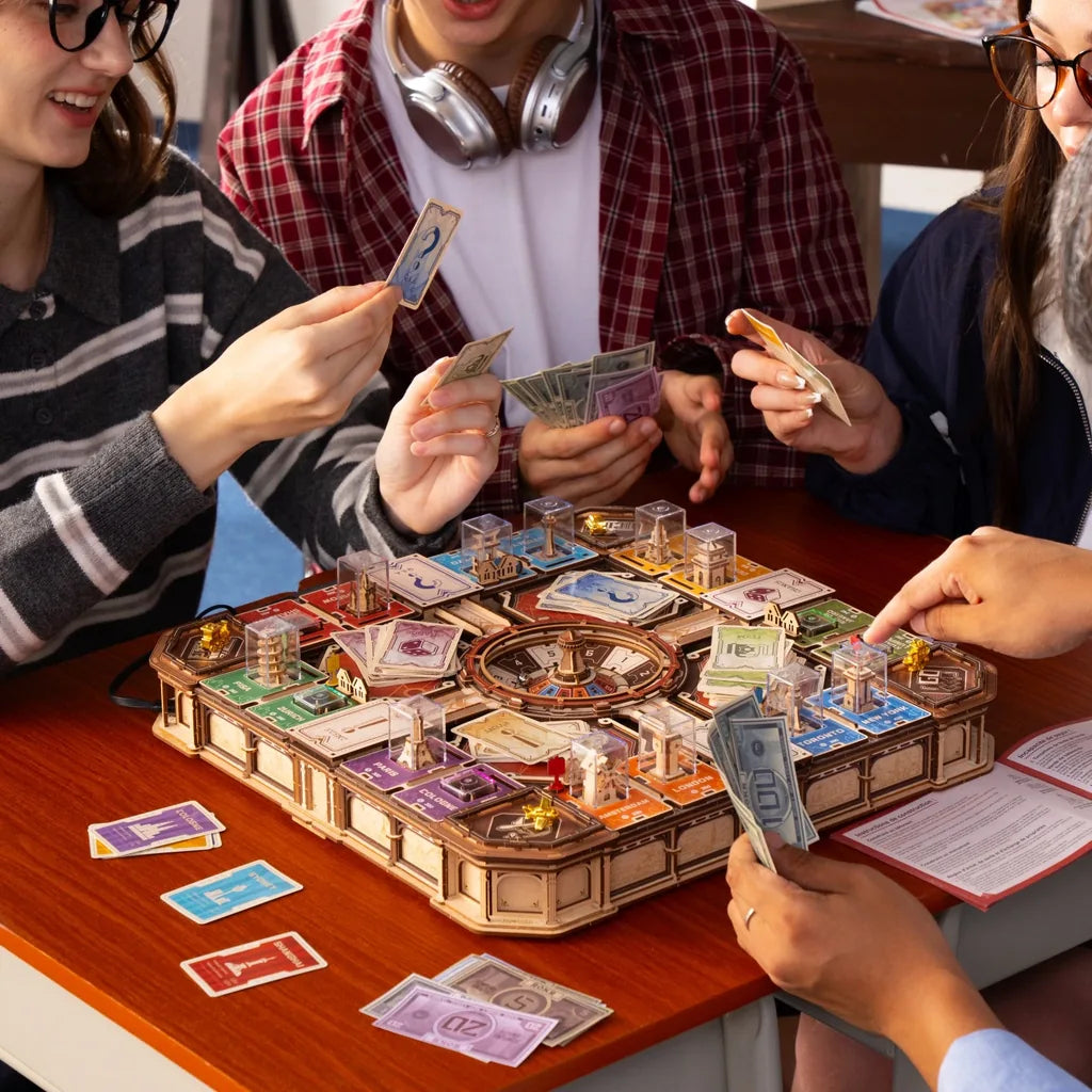 Amis jouant à Fortune Quest autour d’une table, billets et cartes en main