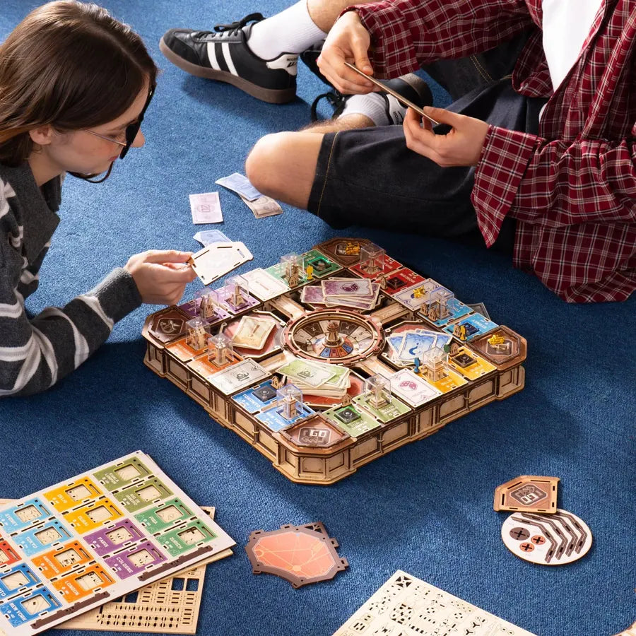 Partie de Fortune Quest sur un tapis bleu avec planches de pièces du kit